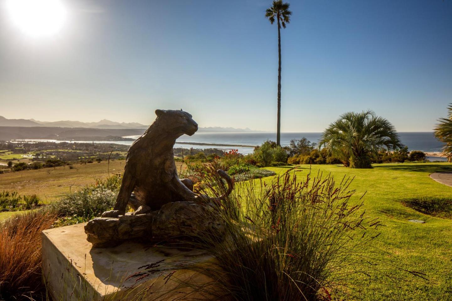 สกายวิลล่า บูทีค โฮเทล เพลตเตนเบิร์กเบย์ ภายนอก รูปภาพ The Bobcat statue at the entrance of the school
