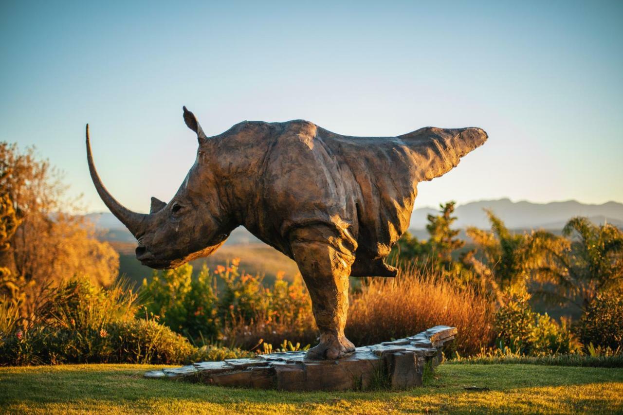 สกายวิลล่า บูทีค โฮเทล เพลตเตนเบิร์กเบย์ ภายนอก รูปภาพ The sculpture of a white rhinoceros at the entrance of the park