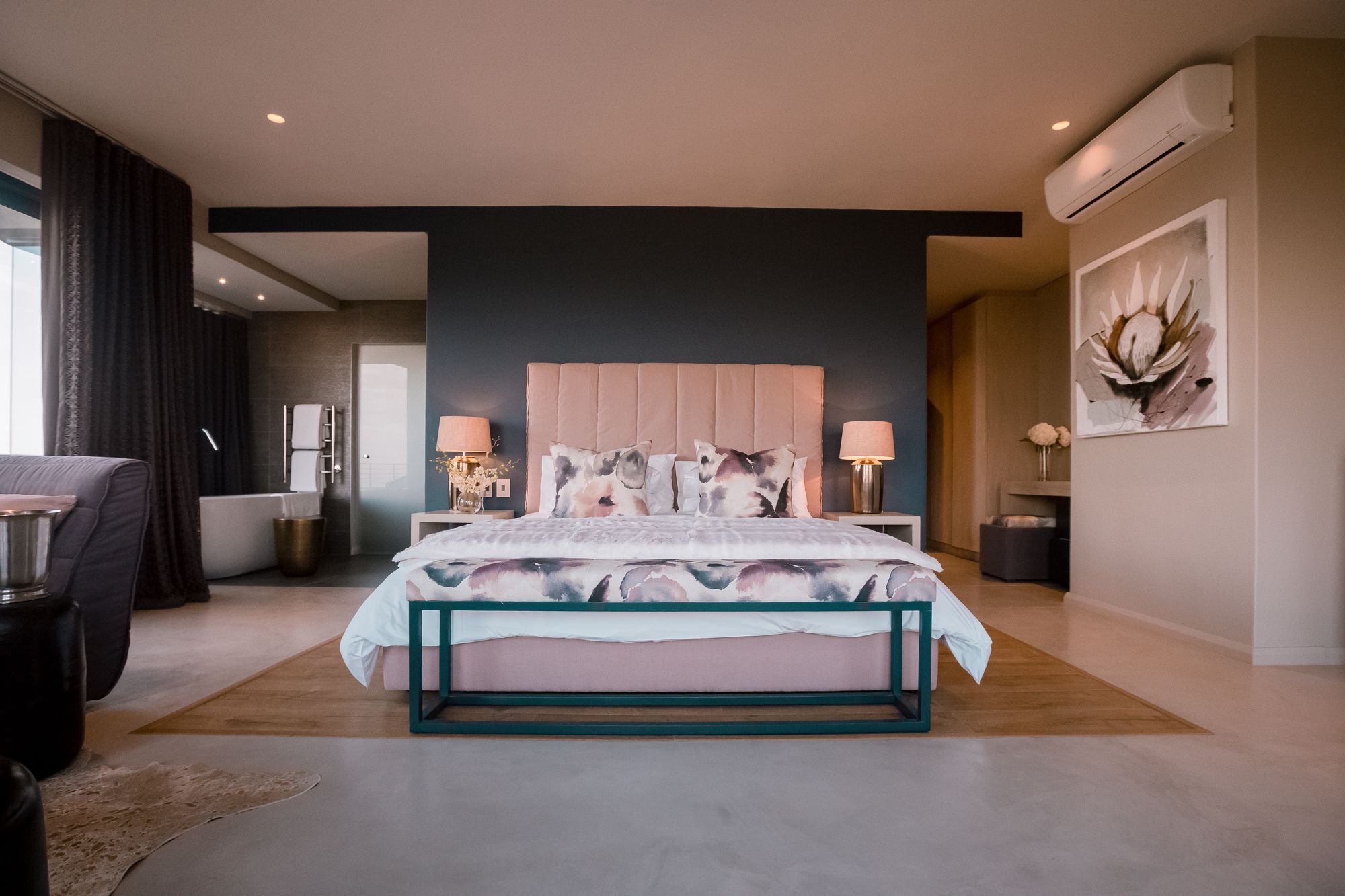 สกายวิลล่า บูทีค โฮเทล เพลตเตนเบิร์กเบย์ ภายนอก รูปภาพ A bedroom at the Cape Town edition