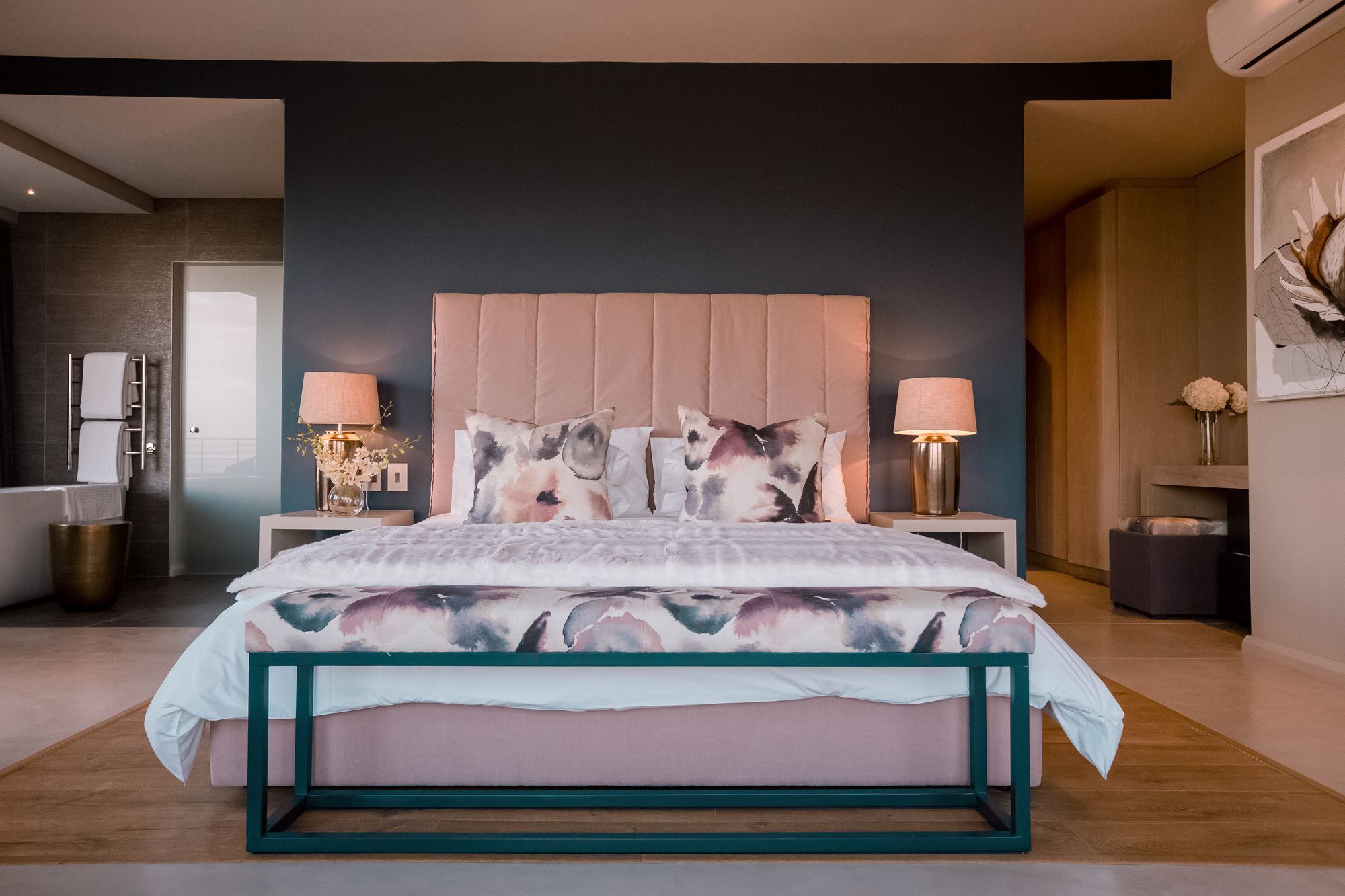 สกายวิลล่า บูทีค โฮเทล เพลตเตนเบิร์กเบย์ ภายนอก รูปภาพ A bedroom at the Cape Town edition