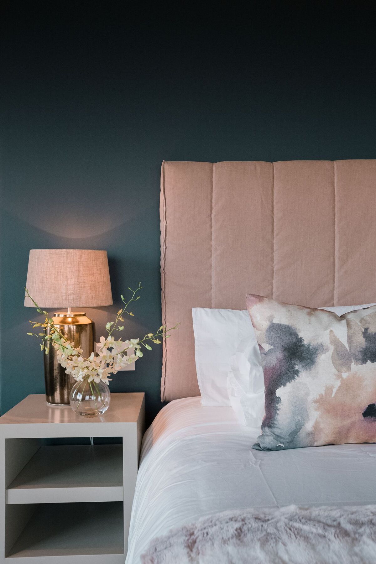 สกายวิลล่า บูทีค โฮเทล เพลตเตนเบิร์กเบย์ ภายนอก รูปภาพ A bedroom with a bed and a bedside table